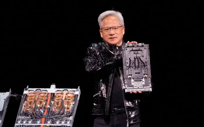 جنسن هوانگ، مدیرعامل انویدیا، در حال نمایش یک برد مدار در یک سخنرانی اصلی.
